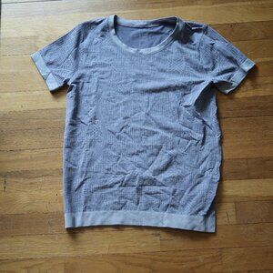 Lululemon Swiftly Relaxed Short Sleeve size 6 in Purple Quartz/Violet Grey